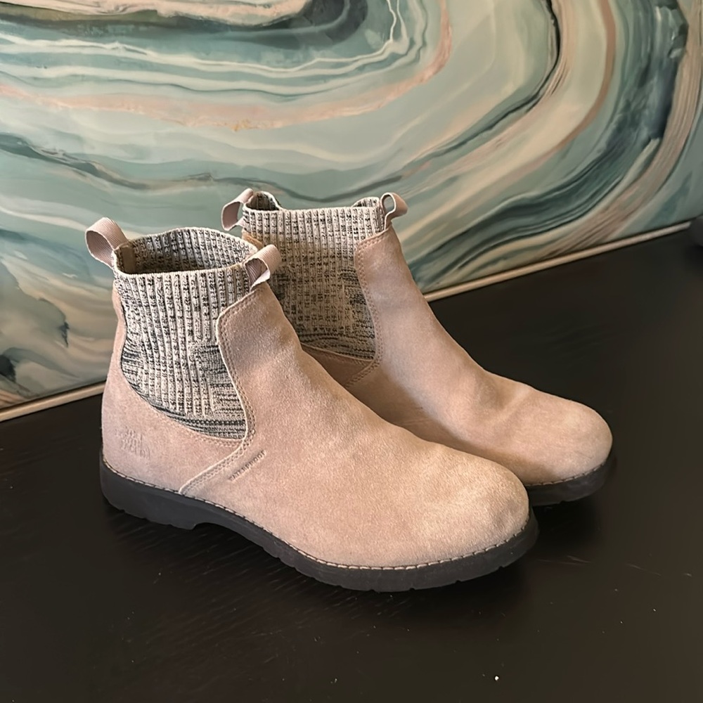 Size 10 Women’s North Face Boots